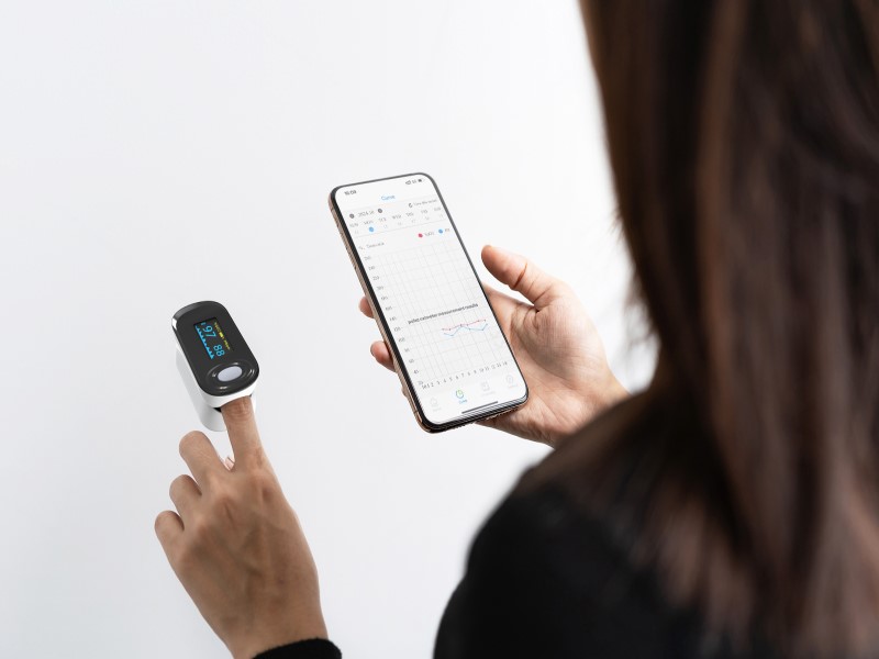 ବ୍ଲୁଟୁଥ୍ ଫିଙ୍ଗରଟିପ୍ ପଲ୍ସ ଅକ୍ସିମିଟର: ସହଭାଗୀମାନଙ୍କ ପାଇଁ ସଂଯୁକ୍ତ ସ୍ୱାସ୍ଥ୍ୟ ମନିଟରିଂ ସକ୍ଷମ କରିବା |